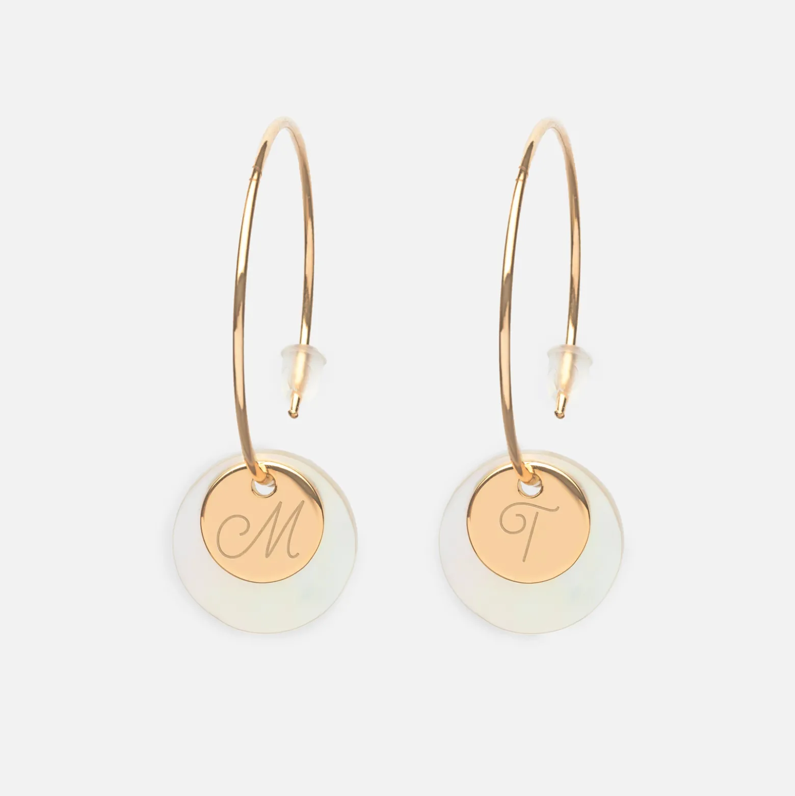 Boucles d'oreilles créoles personnalisées médailles gravées plaqué or initiale 10 mm et breloque nacre 15 mm