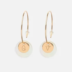 Boucles d'oreilles créoles personnalisées médailles gravées plaqué or initiale 10 mm et breloque nacre 15 mm