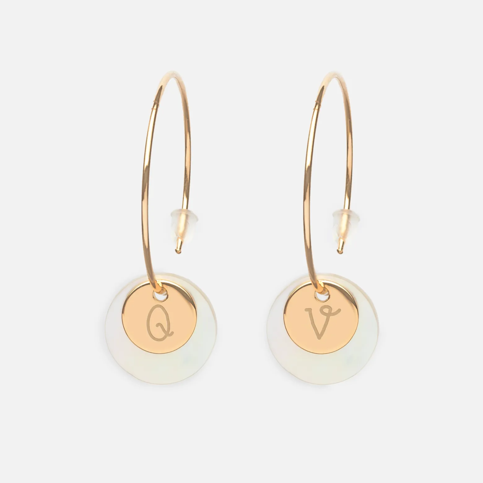 Boucles d'oreilles créoles personnalisées médailles gravées plaqué or initiale 10 mm et breloque nacre 15 mm