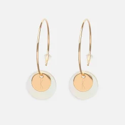 Boucles d'oreilles créoles personnalisées médailles gravées plaqué or initiale 10 mm et breloque nacre 15 mm