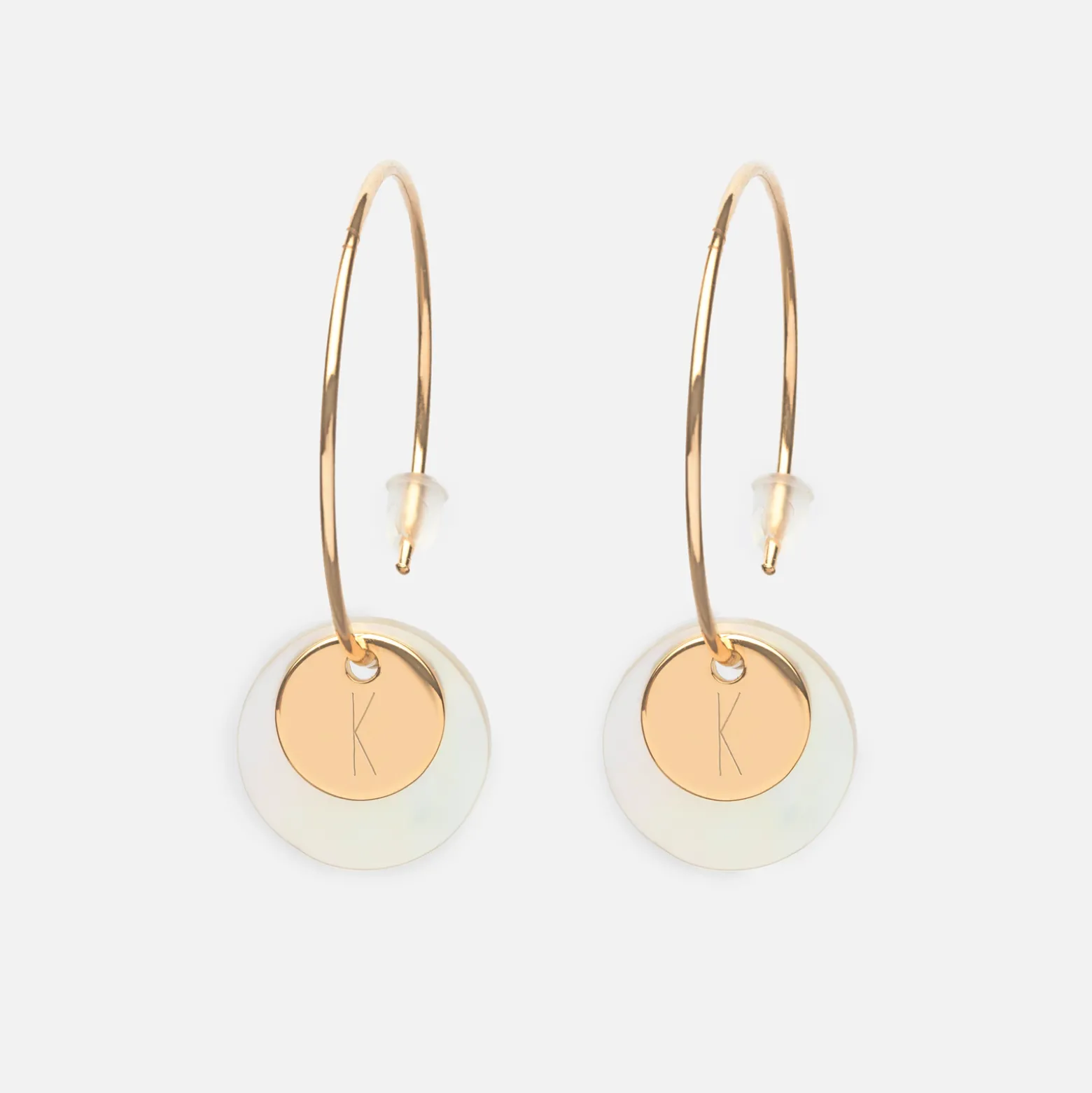 Boucles d'oreilles créoles personnalisées médailles gravées plaqué or initiale 10 mm et breloque nacre 15 mm