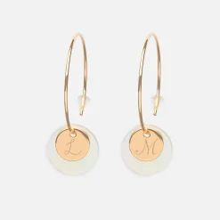Boucles d'oreilles créoles personnalisées médailles gravées plaqué or initiale 10 mm et breloque nacre 15 mm