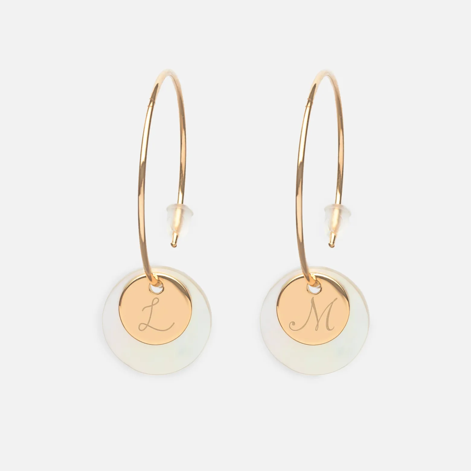 Boucles d'oreilles créoles personnalisées médailles gravées plaqué or initiale 10 mm et breloque nacre 15 mm