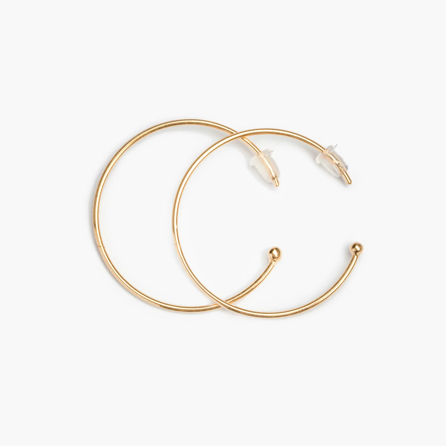 Boucles d'oreilles créoles personnalisées médailles gravées plaqué or initiale 10 mm et breloque nacre 15 mm