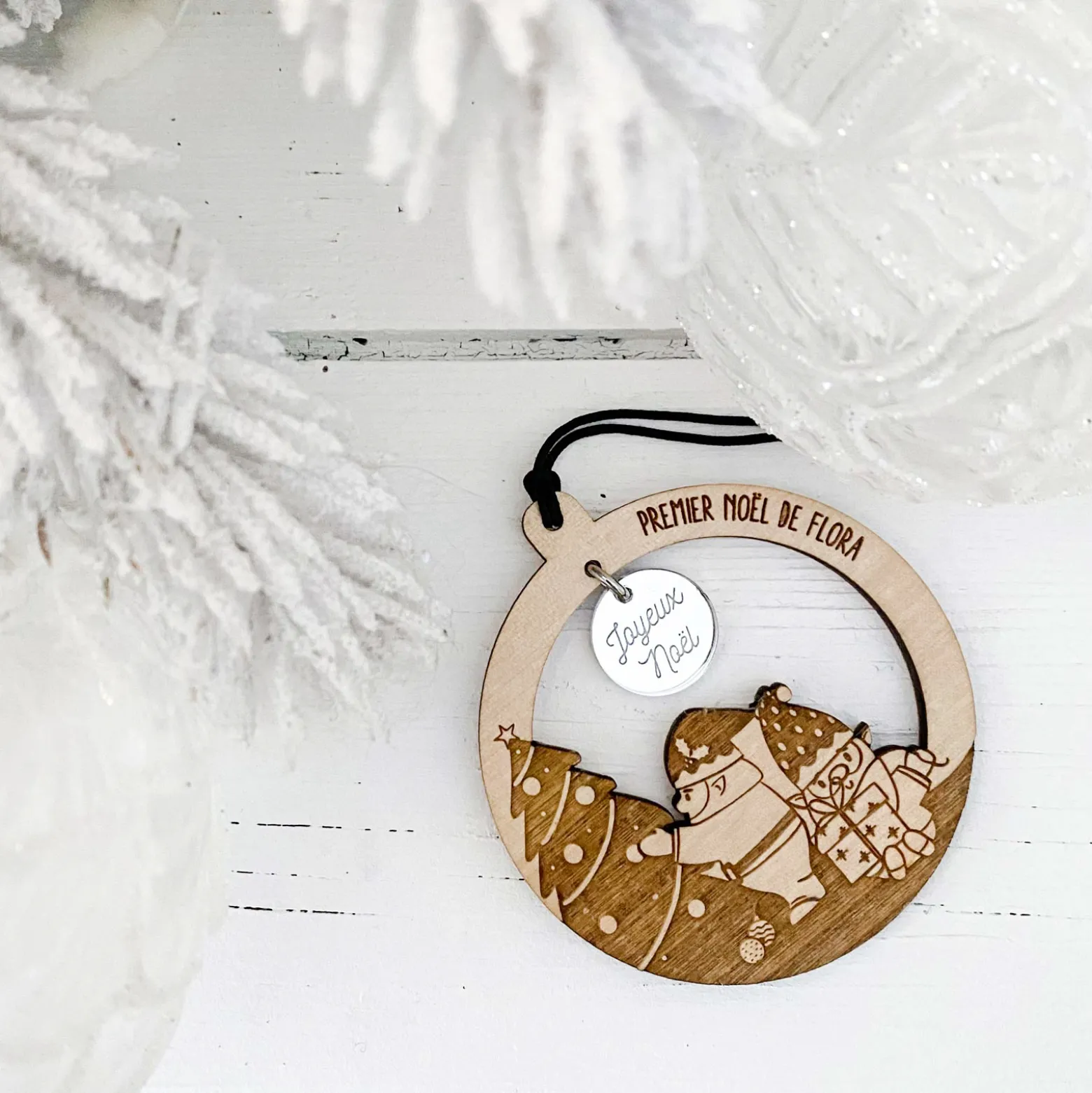 Boule de Noël personnalisée bois gravé - édition spéciale "Petits lutins"