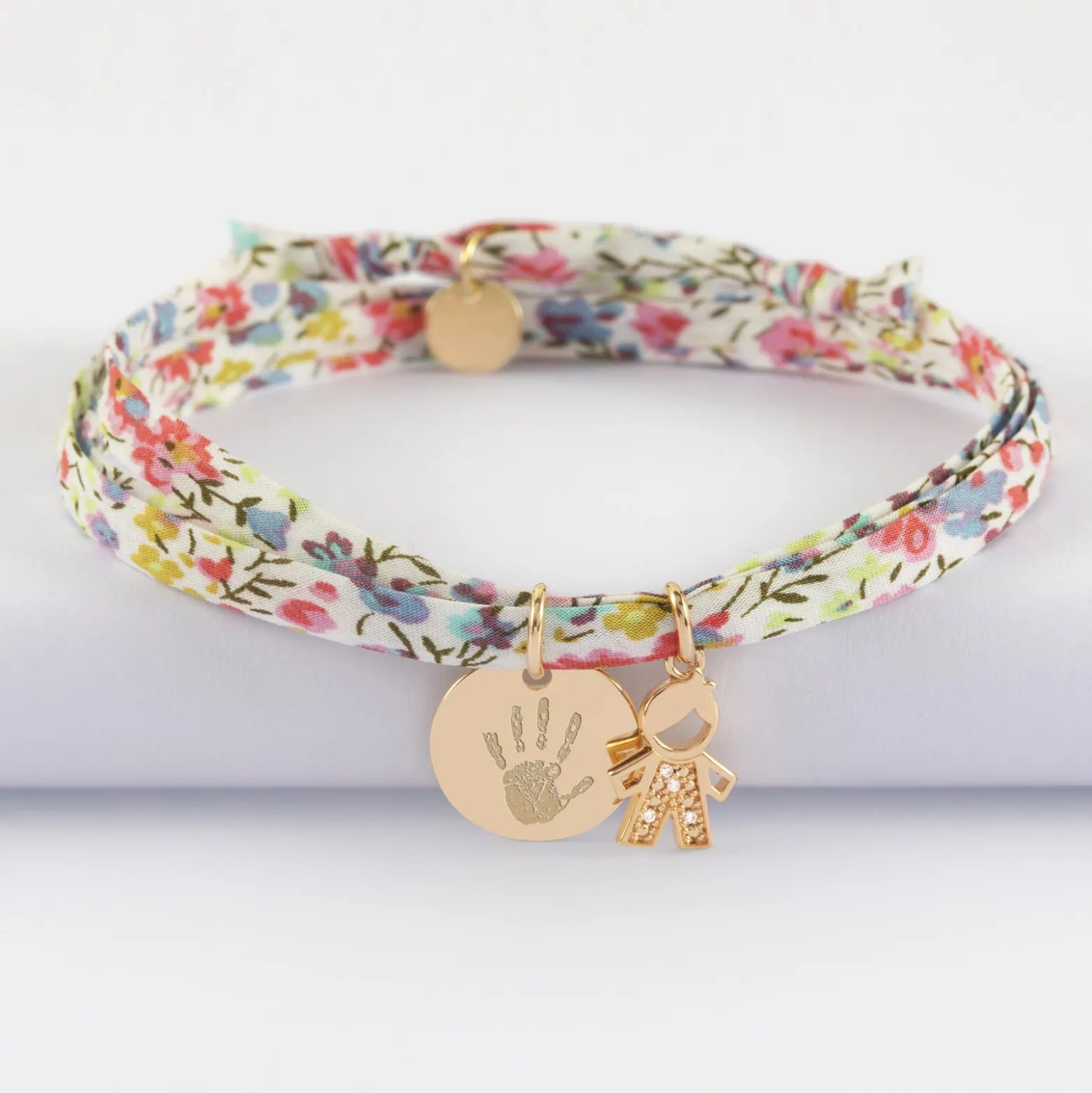 Bracelet 3 tours Liberty personnalisé médaille gravée plaqué or 15 mm et breloque petit garçon scintillant 12 mm