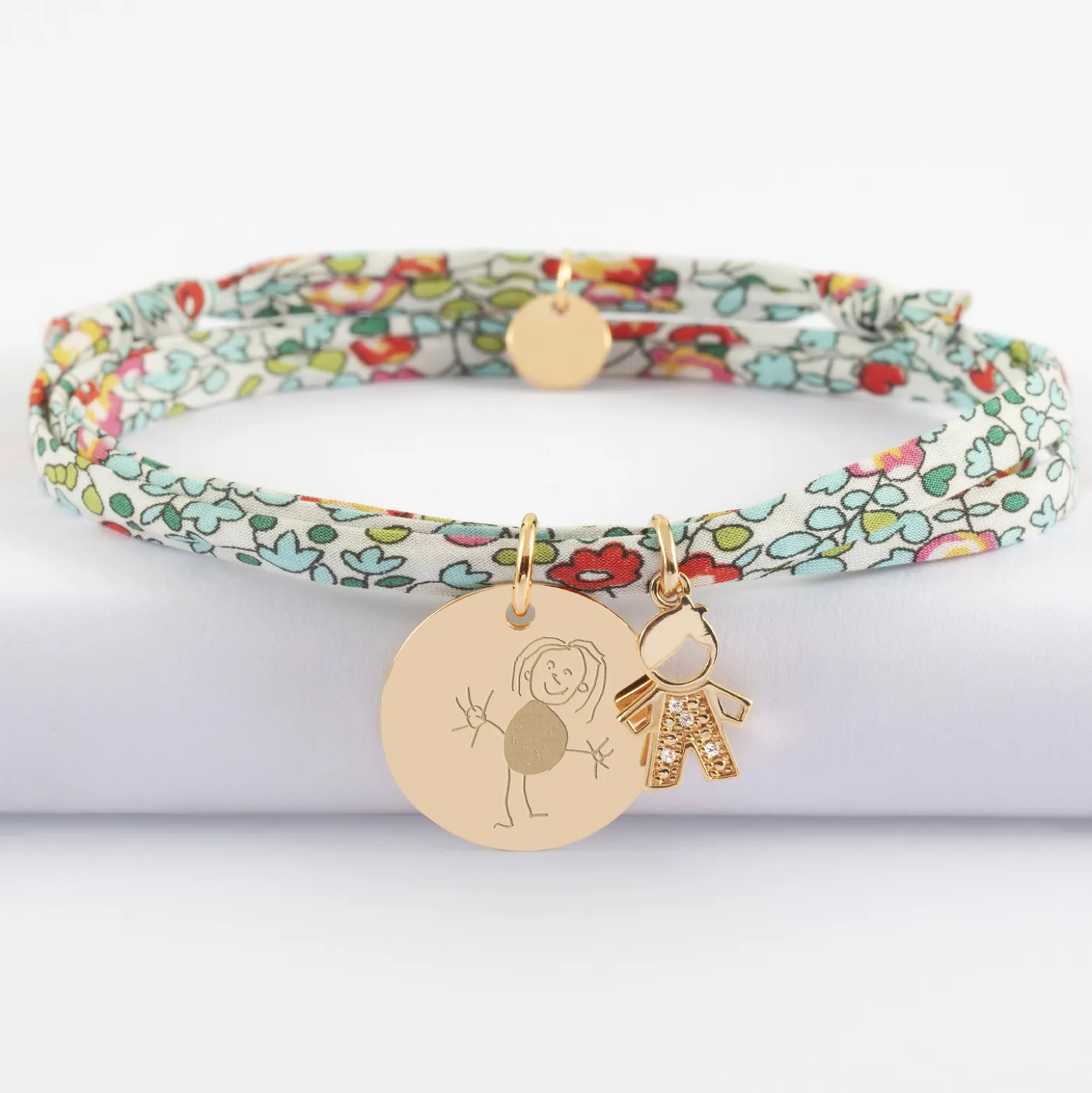 Bracelet 3 tours Liberty personnalisé médaille gravée plaqué or 19 mm et breloque petit garçon scintillant 12 mm