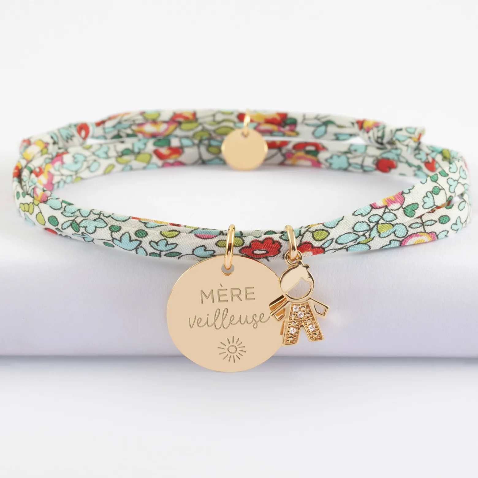 Bracelet 3 tours Liberty personnalisé médaille gravée plaqué or 19 mm et breloque petit garçon scintillant 12 mm