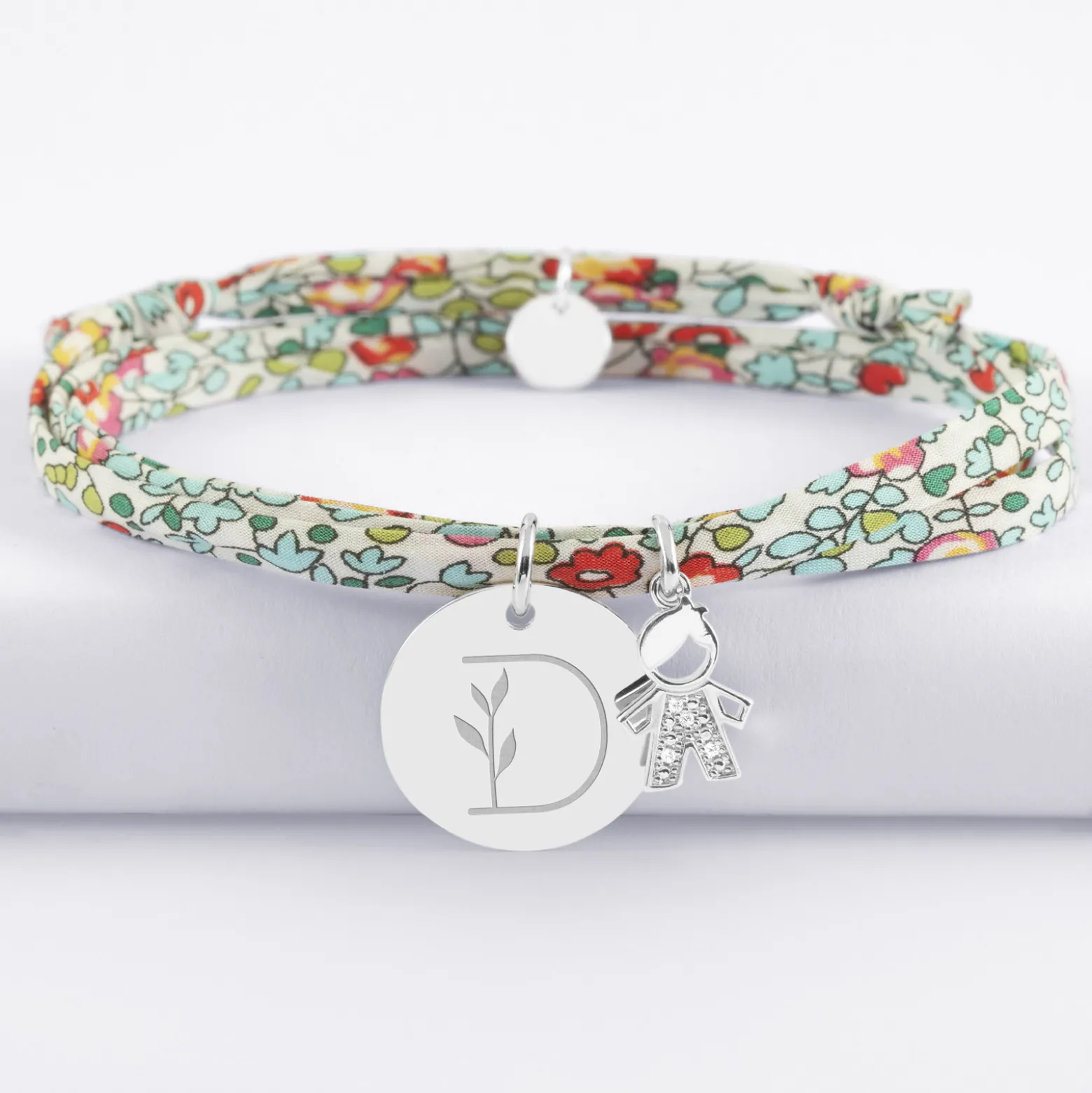 Bracelet 3 tours Liberty personnalisé médaille gravée argent 19 mm et breloque petit garçon scintillant 12 mm