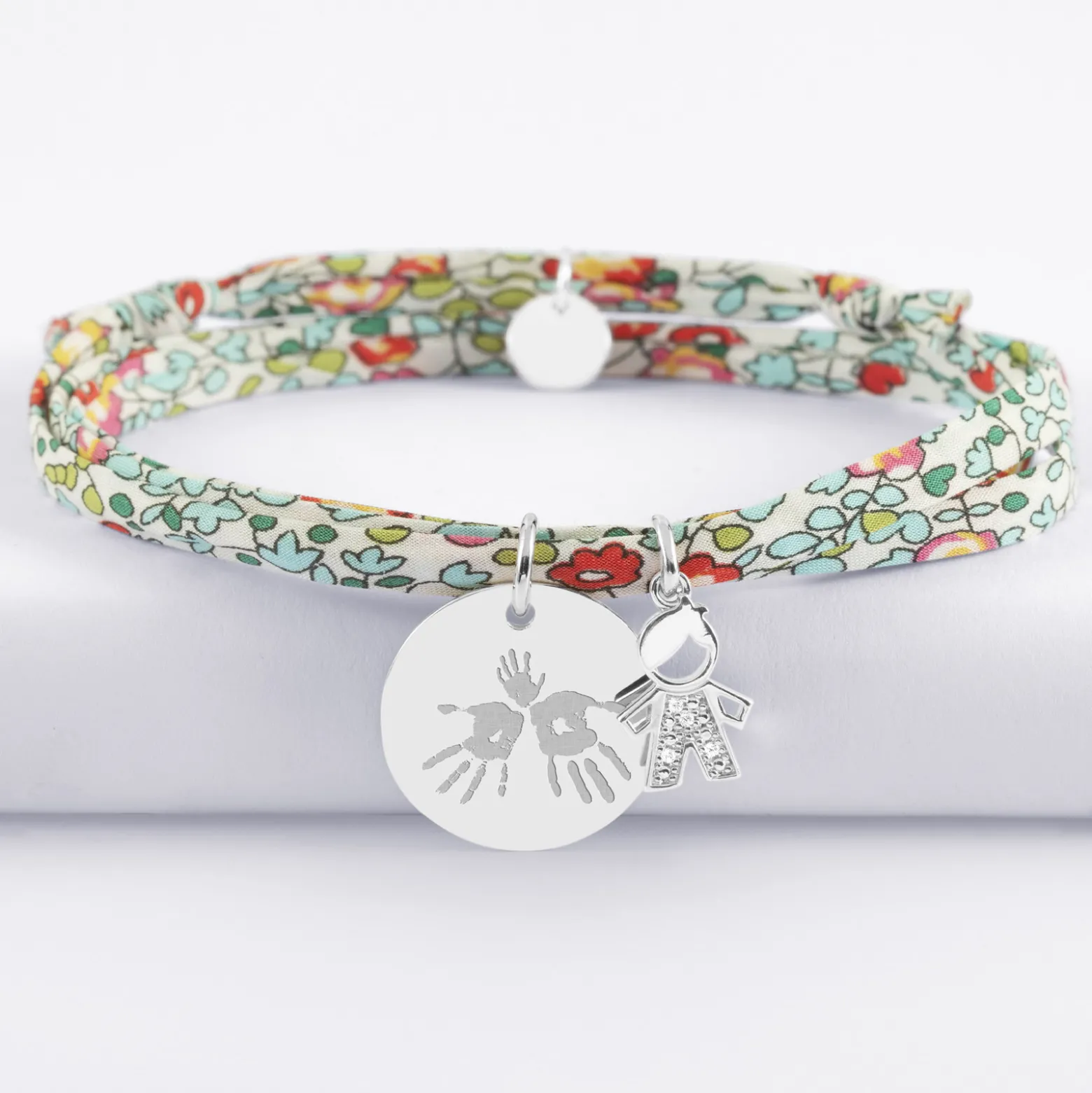Bracelet 3 tours Liberty personnalisé médaille gravée argent 19 mm et breloque petit garçon scintillant 12 mm