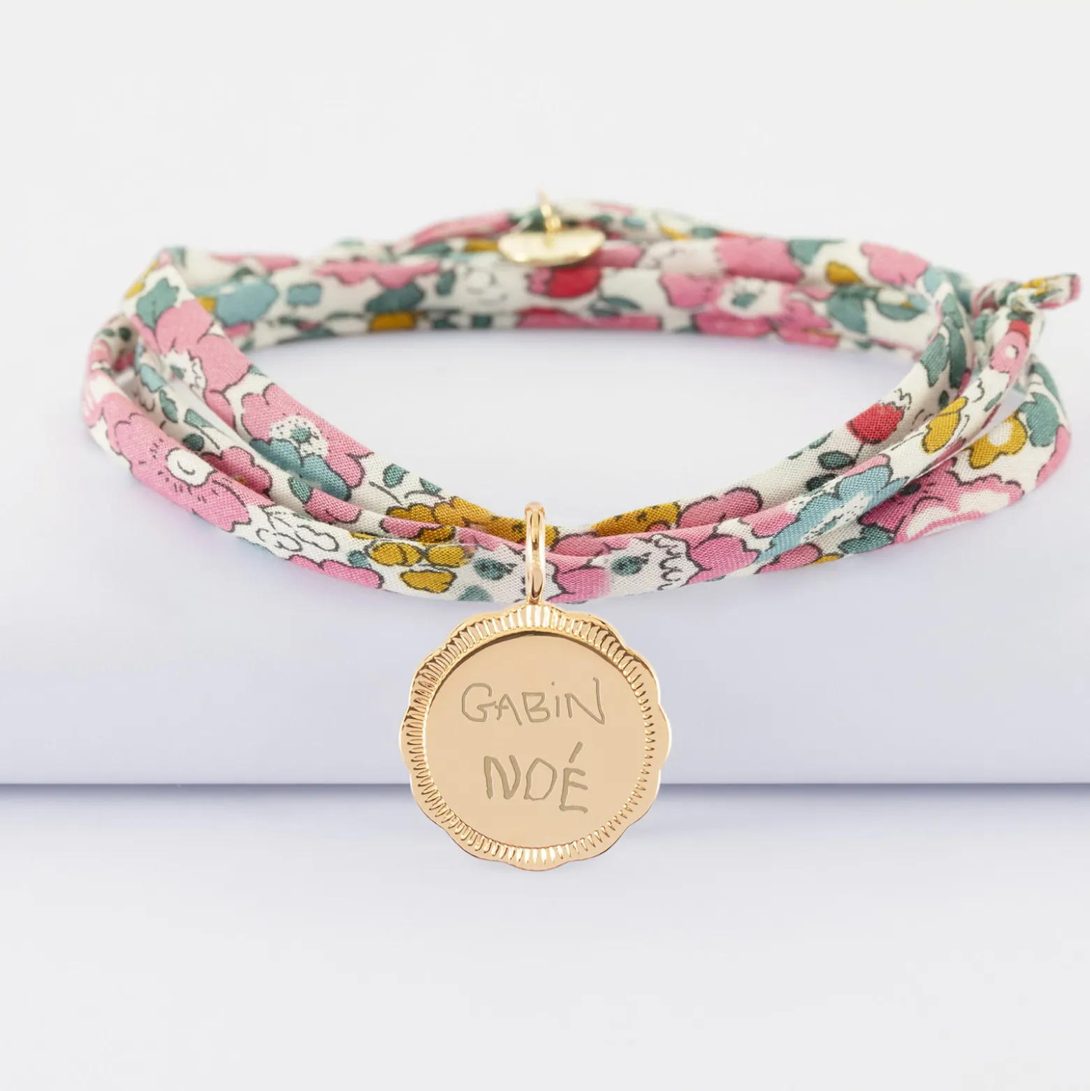 Bracelet 3 tours Liberty personnalisé médaille contour fleur gravée plaqué or 18 mm
