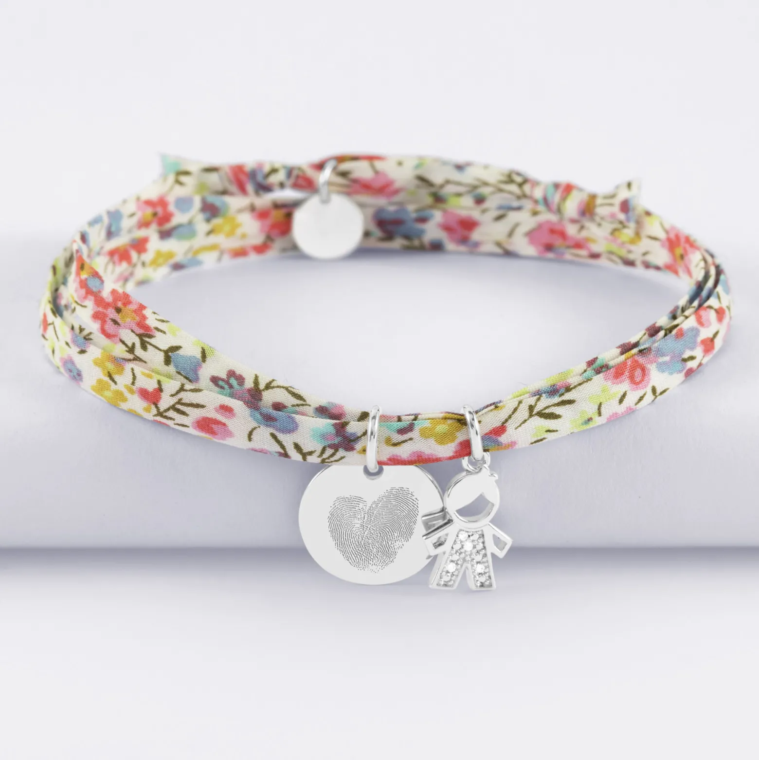 Bracelet 3 tours Liberty personnalisé médaille gravée argent 15 mm et breloque petit garçon scintillant 12 mm