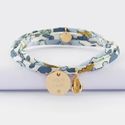Bracelet 3 tours Liberty personnalisé médaille gravée plaqué or 15 mm et breloque coquillage cauri 10 mm