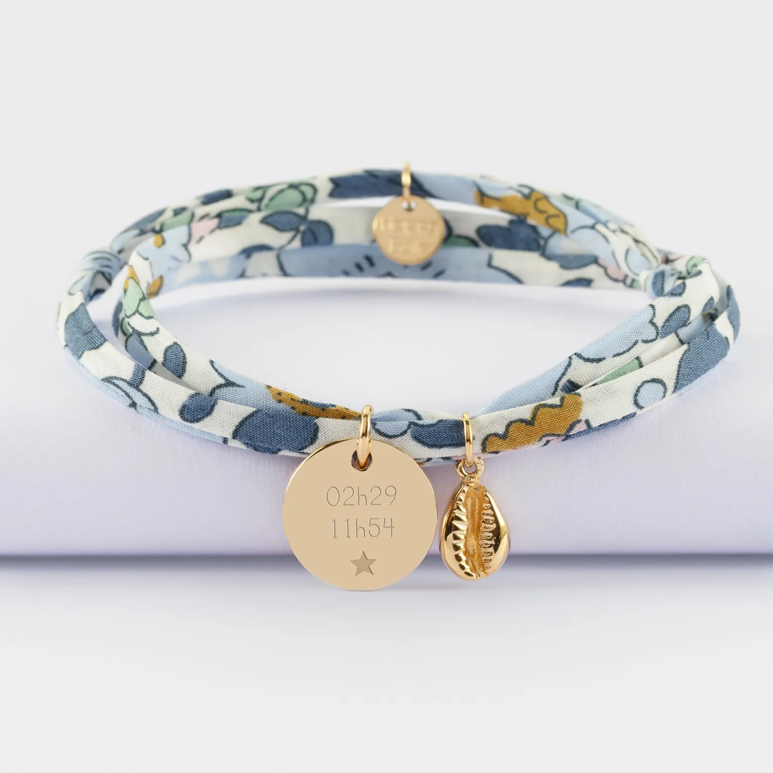 Bracelet 3 tours Liberty personnalisé médaille gravée plaqué or 15 mm et breloque coquillage cauri 10 mm