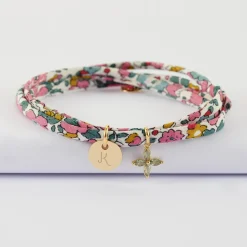 Bracelet 3 tours Liberty personnalisé médaille gravée plaqué or 10 mm et breloque fleur pétales zircons 10 mm