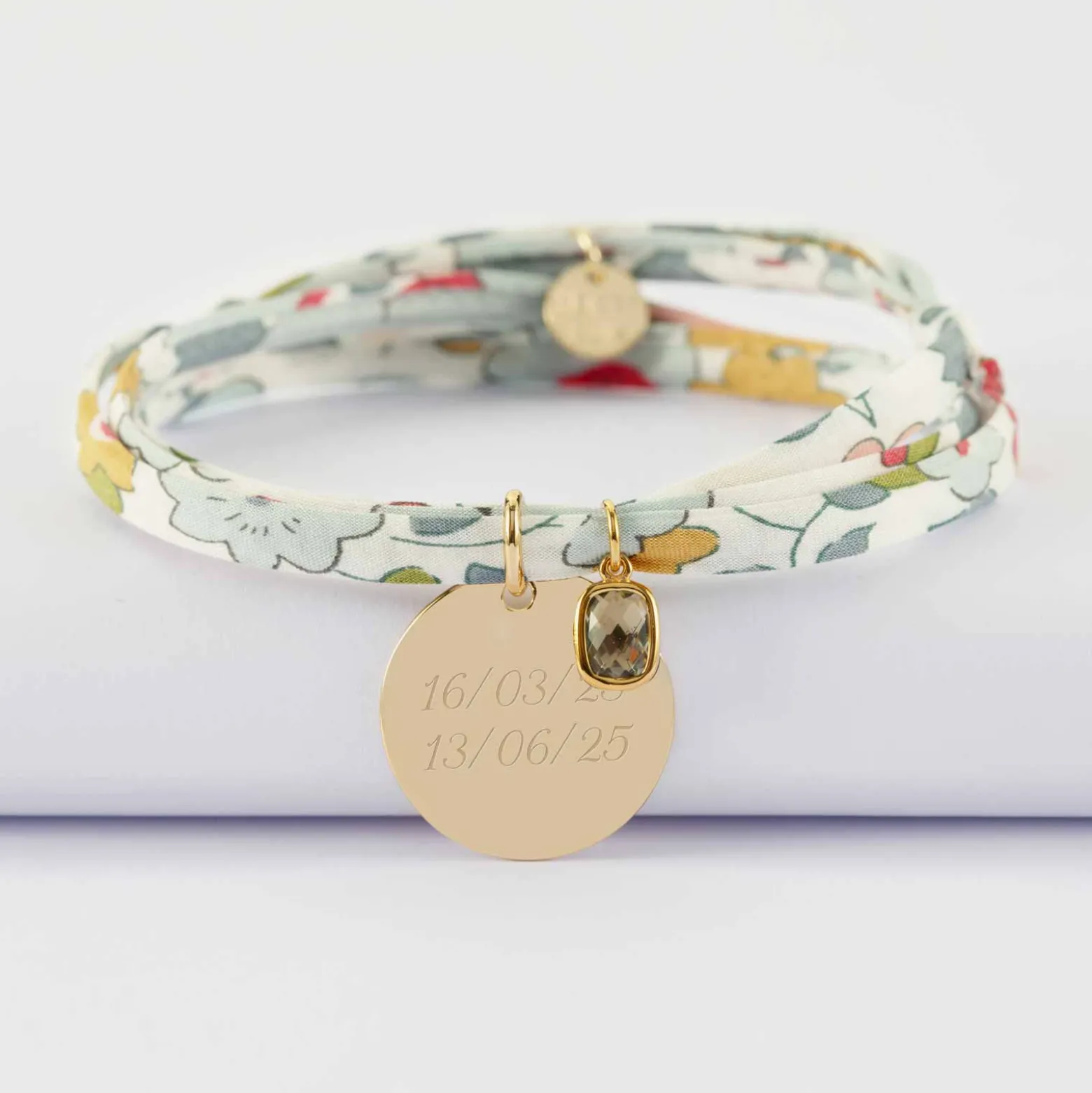 Bracelet 3 tours Liberty personnalisé médaille gravée plaqué or 19 mm et breloque rectangle zircon plaqué or 9 mm