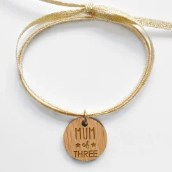 Bracelet 3 tours médaille gravée bois dormeuse ronde 20 mm "Mum of three"