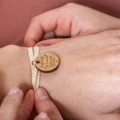Bracelet 3 tours médaille gravée bois dormeuse ronde 20 mm 