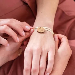 Bracelet 3 tours médaille gravée bois dormeuse ronde 20 mm "Mamie on t'aime"