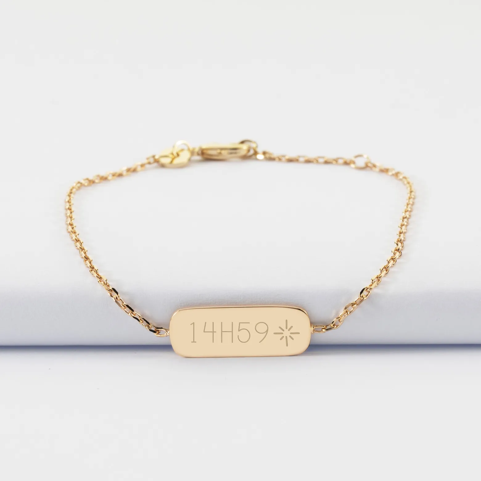 Bracelet chaine enfant personnalisé médaille gravée plaqué or plaque 20x8 mm - HappyBulle x Capucine