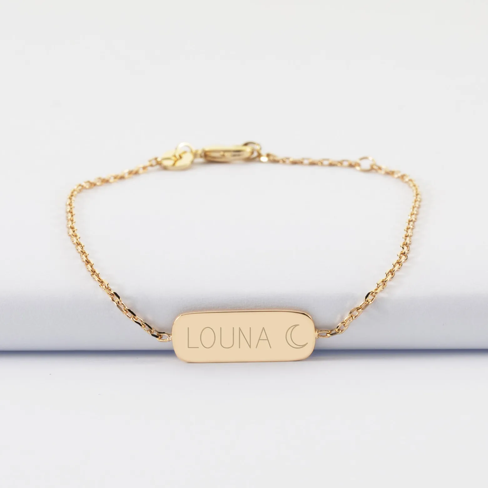 Bracelet chaine enfant personnalisé médaille gravée plaqué or plaque 20x8 mm - HappyBulle x Capucine