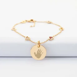 Bracelet chaîne coeurs ajourés et email personnalisé médaille gravée plaqué or 15 mm