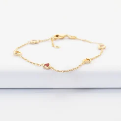Bracelet chaîne coeurs ajourés et email plaqué or