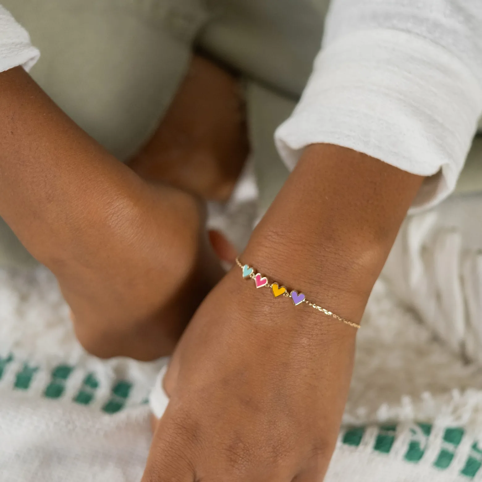 Bracelet chaîne enfant cœur email multicolore plaqué or
