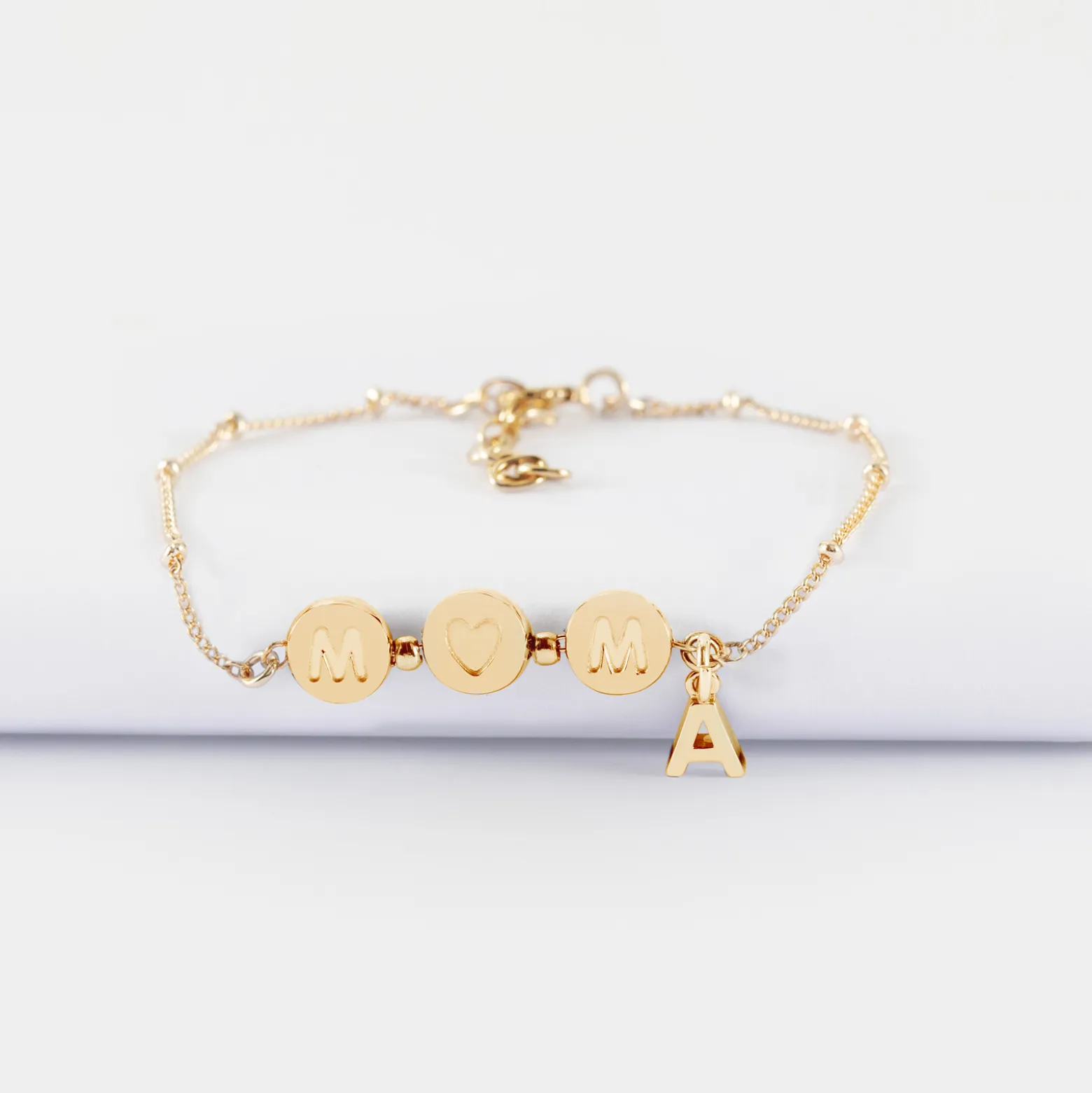 Bracelet chaîne Maman pastilles estampillées "Mom" plaqué or et breloque lettre initiale 5 mm