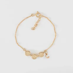 Bracelet chaîne Maman pastilles estampillées "Mom" plaqué or et breloque lettre initiale 5 mm