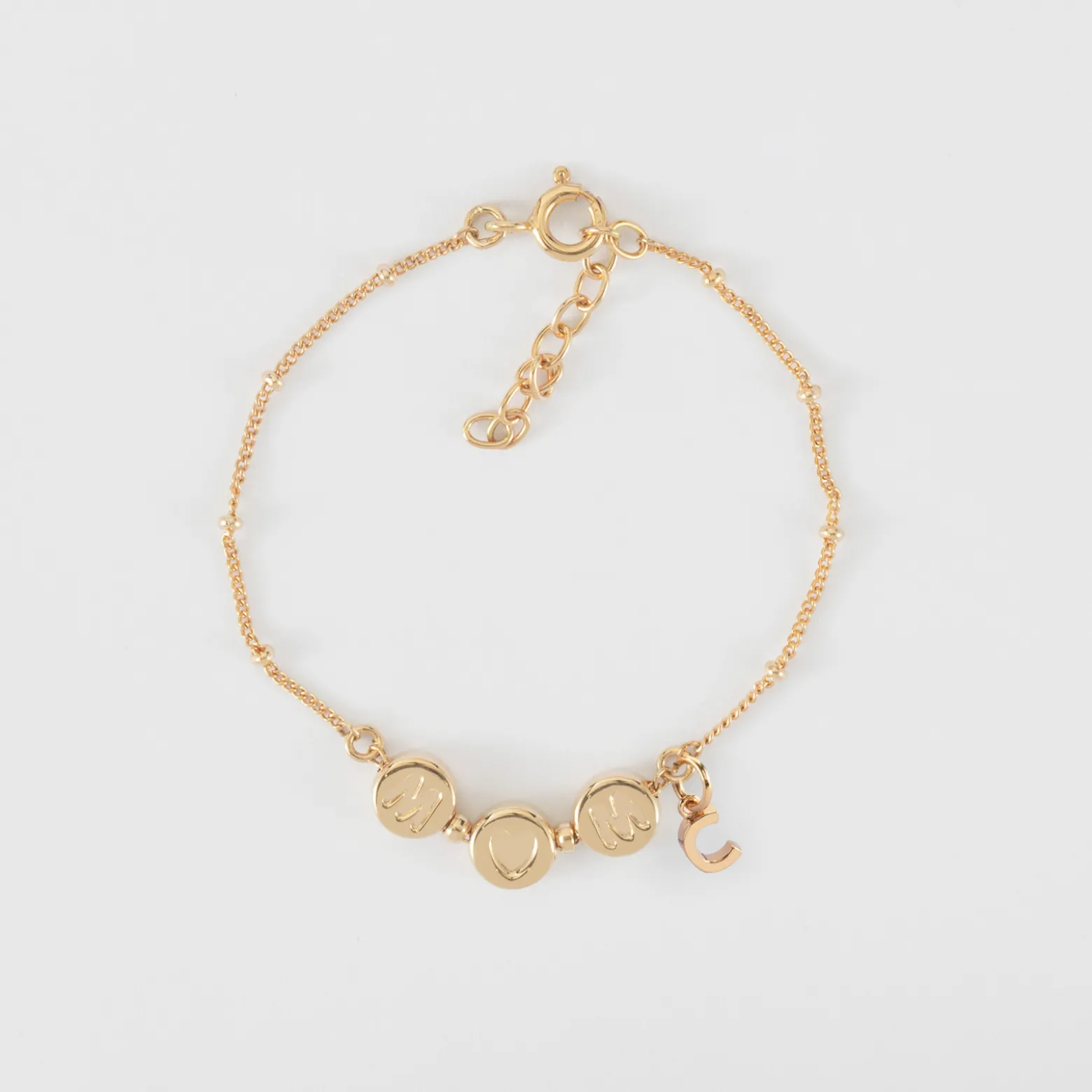 Bracelet chaîne Maman pastilles estampillées "Mom" plaqué or et breloque lettre initiale 5 mm