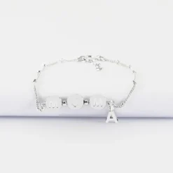 Bracelet chaîne Maman pastilles estampillées "Mom" argent et breloque lettre initiale 5 mm