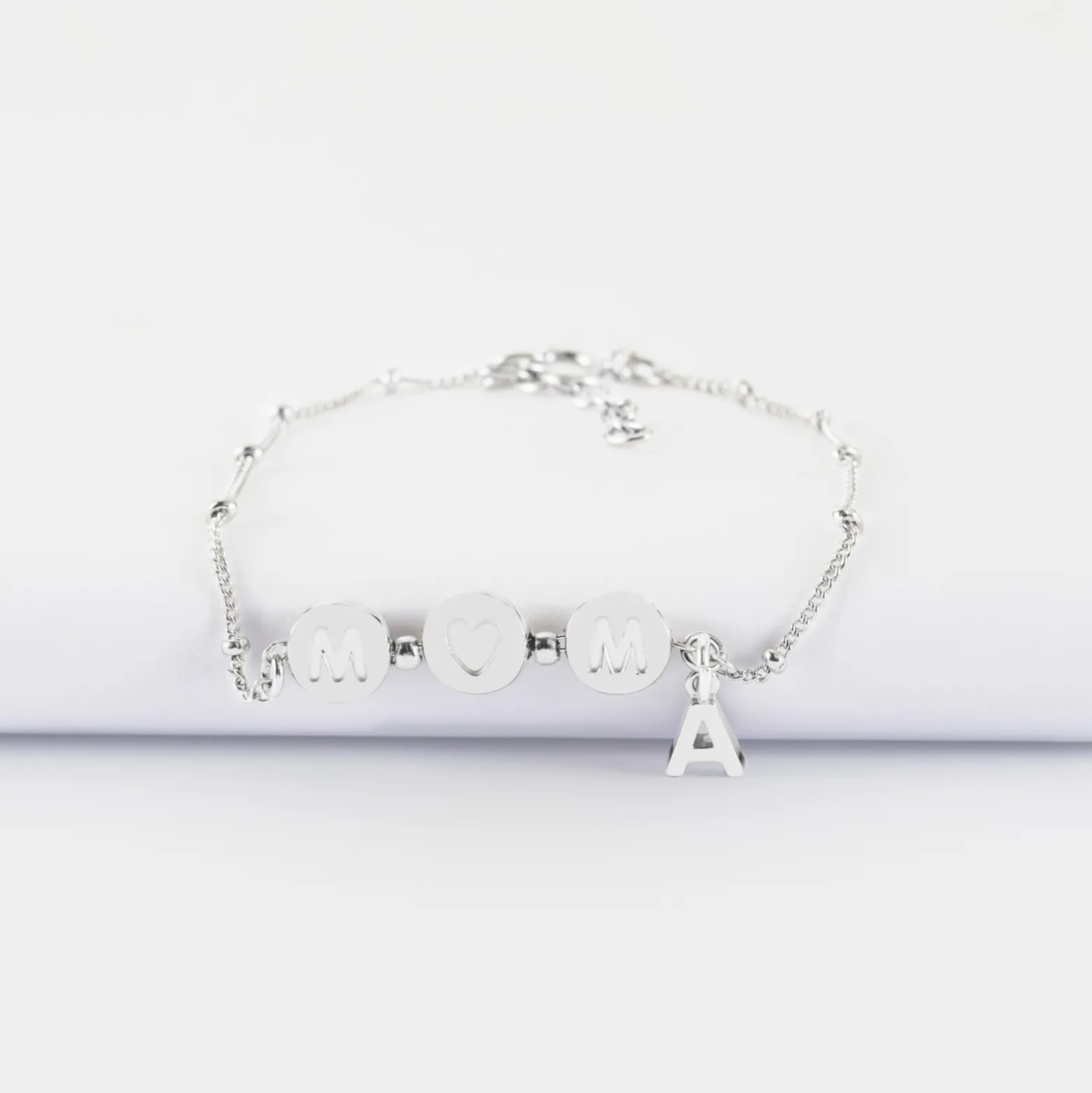 Bracelet chaîne Maman pastilles estampillées "Mom" argent et breloque lettre initiale 5 mm