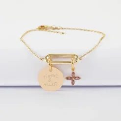 Bracelet chaîne ovale ouvert personnalisé médaille gravée plaqué or 15 mm et breloque fleur pétales zircons 10 mm