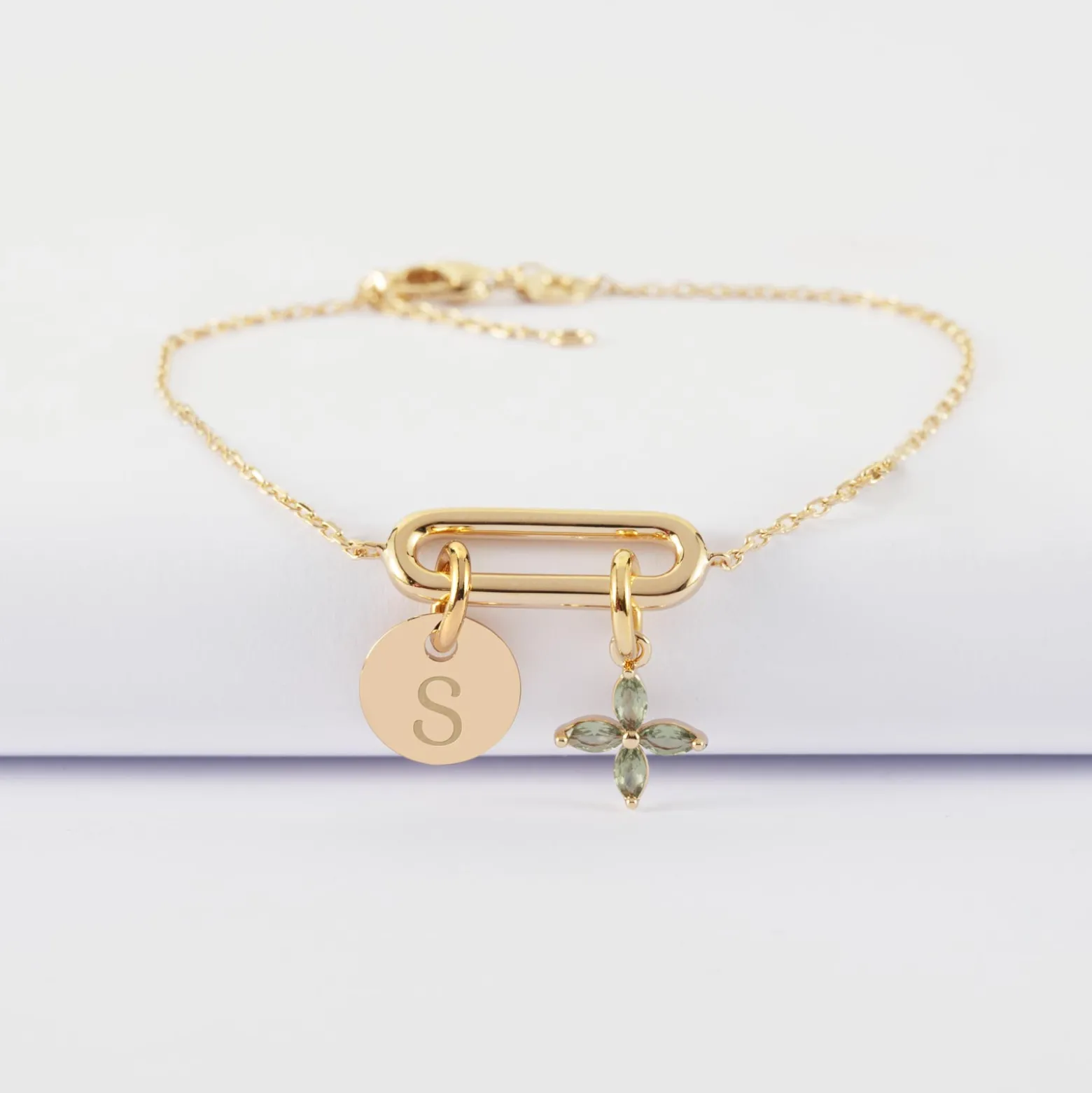 Bracelet chaîne ovale ouvert personnalisé médaille gravée plaqué or 10 mm et breloque fleur pétales zircons 10 mm