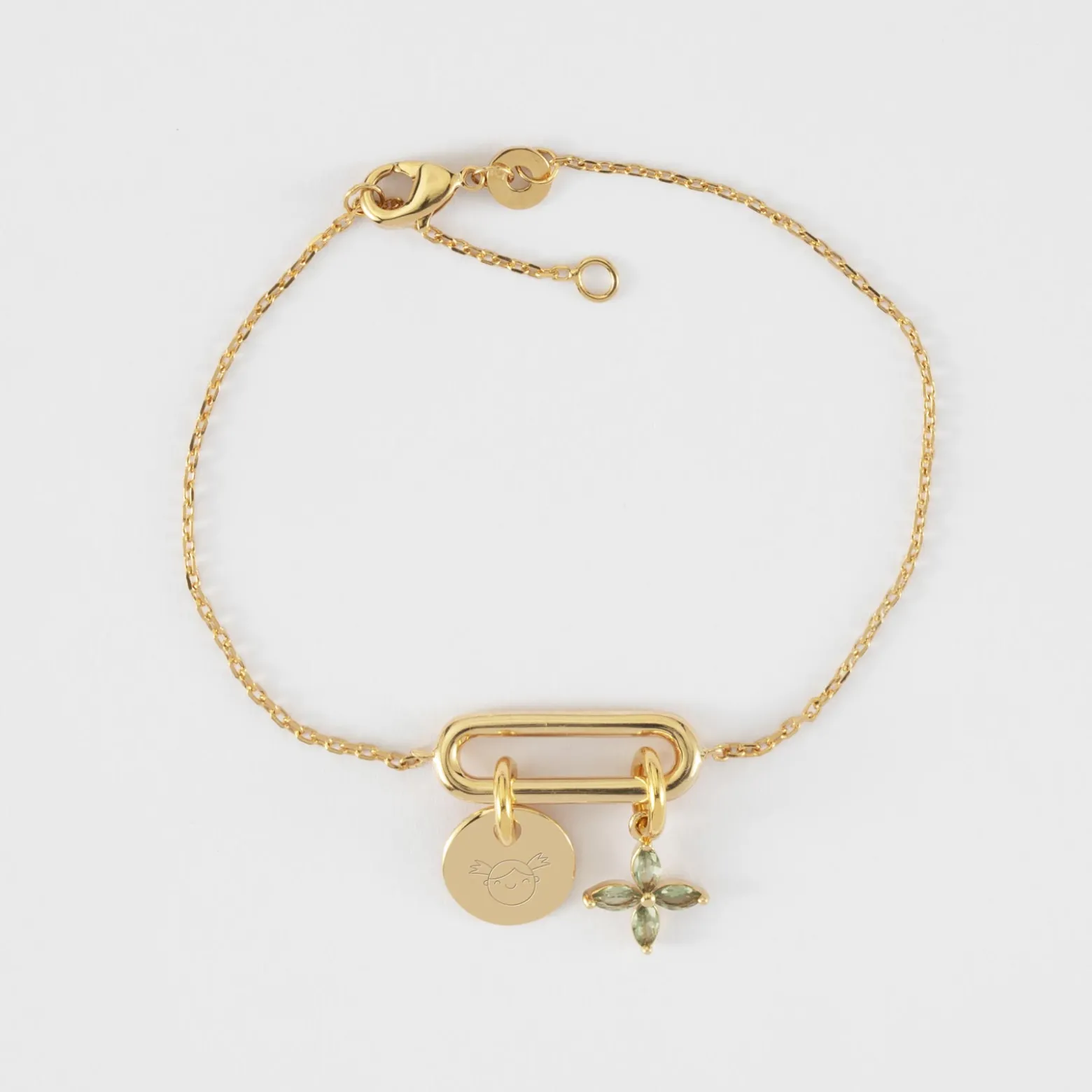 Bracelet chaîne ovale ouvert personnalisé médaille gravée plaqué or 10 mm et breloque fleur pétales zircons 10 mm