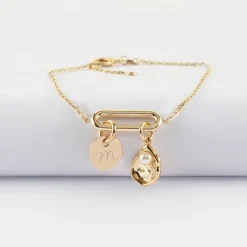 Bracelet chaîne ovale ouvert personnalisé médaille gravée plaqué or 15 mm et breloque coquillage perle blanche