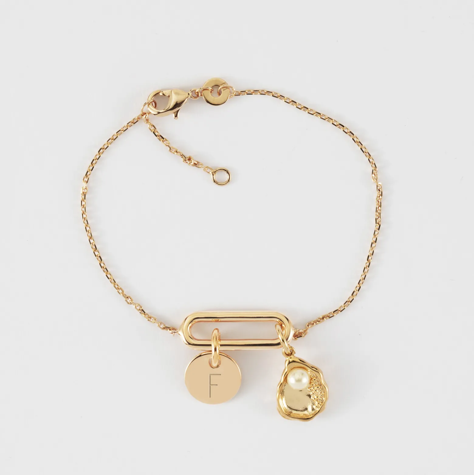 Bracelet chaîne ovale ouvert personnalisé médaille gravée plaqué or 15 mm et breloque coquillage perle blanche