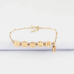 Bracelet chaîne pastilles estampillées "Amour" plaqué or et breloque lettre initiale 5 mm