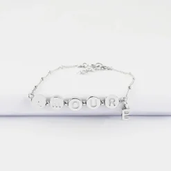 Bracelet chaîne pastilles estampillées "Amour" argent et breloque lettre initiale 5 mm