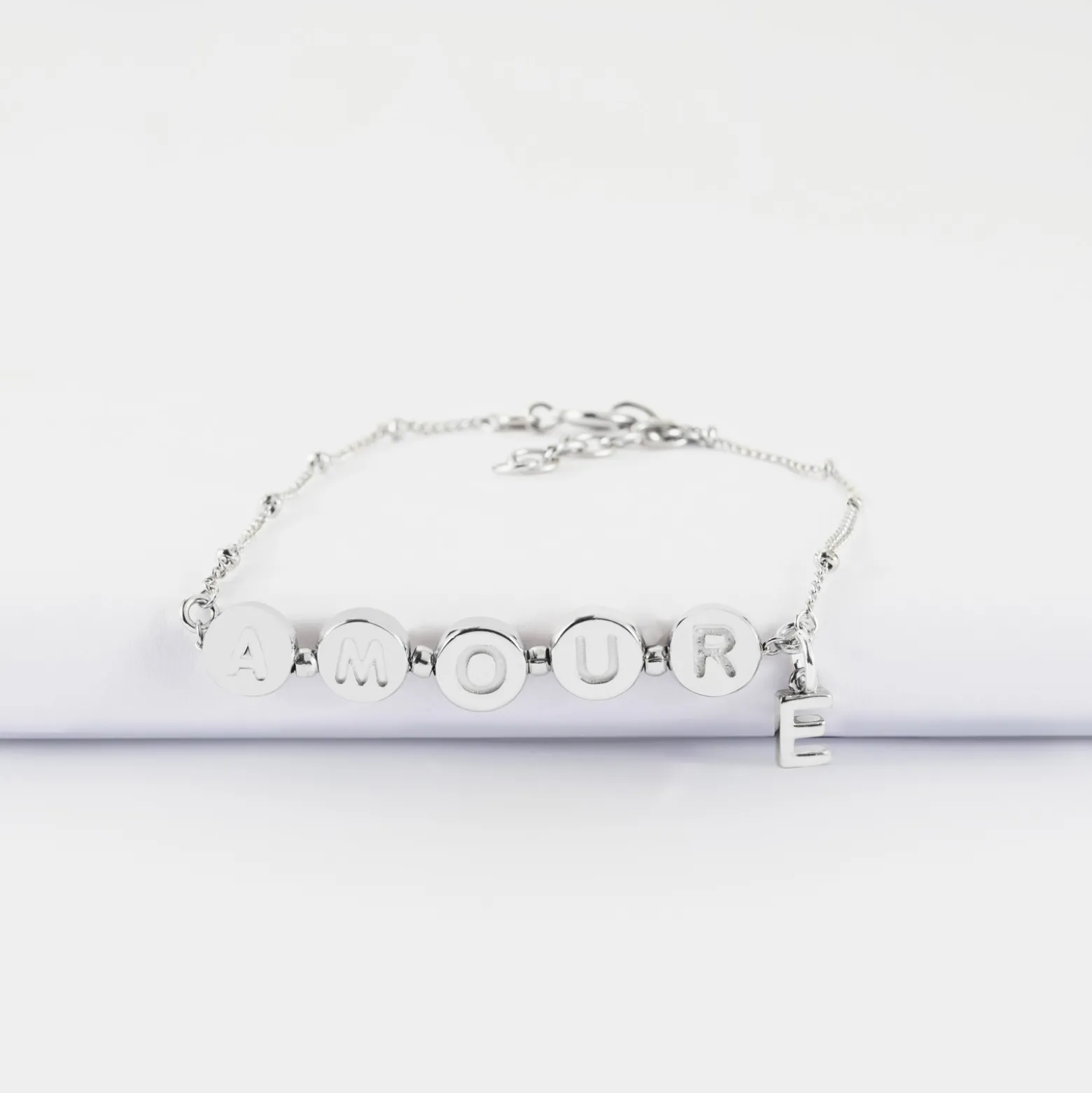 Bracelet chaîne pastilles estampillées "Amour" argent et breloque lettre initiale 5 mm