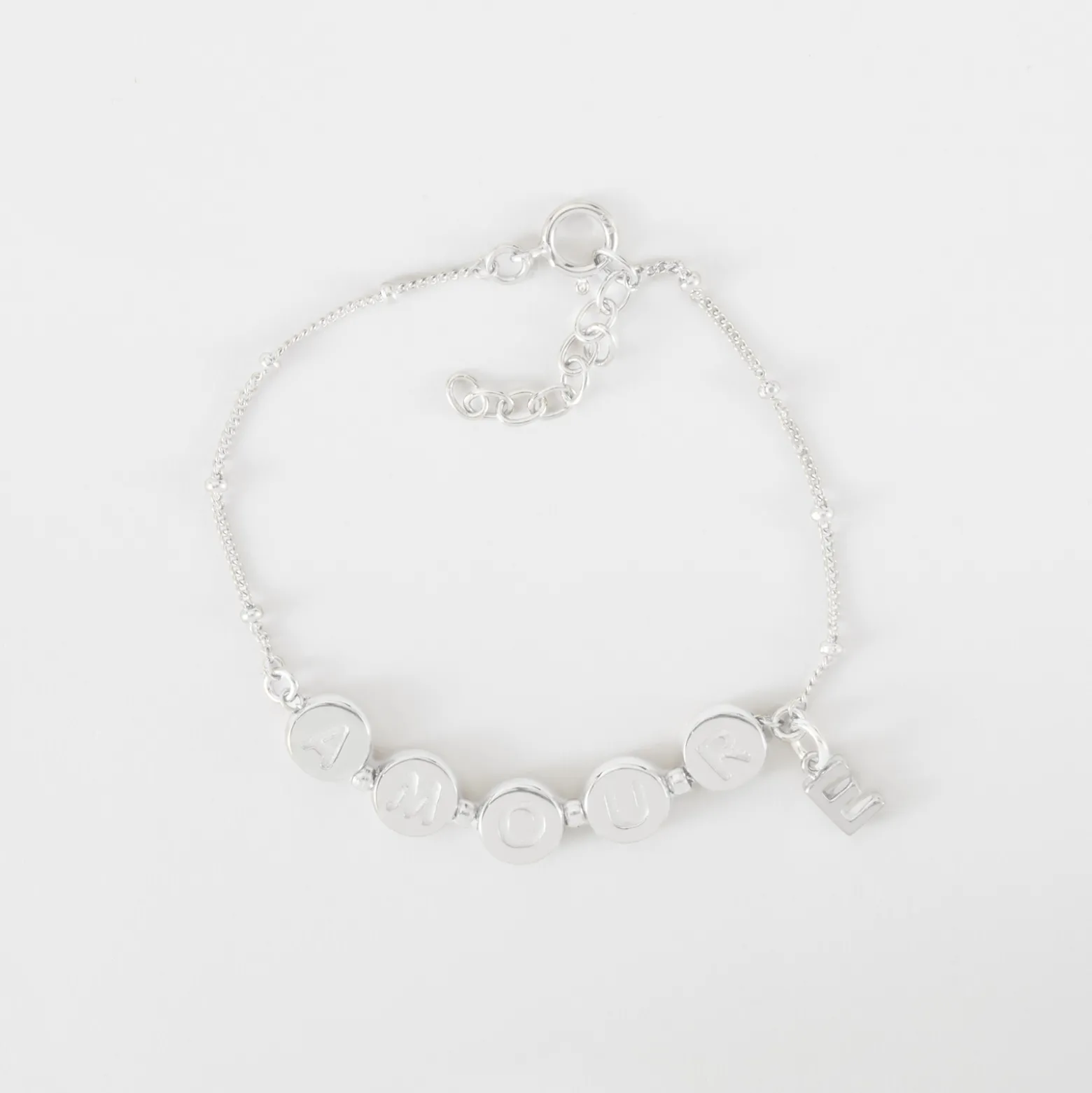 Bracelet chaîne pastilles estampillées "Amour" argent et breloque lettre initiale 5 mm