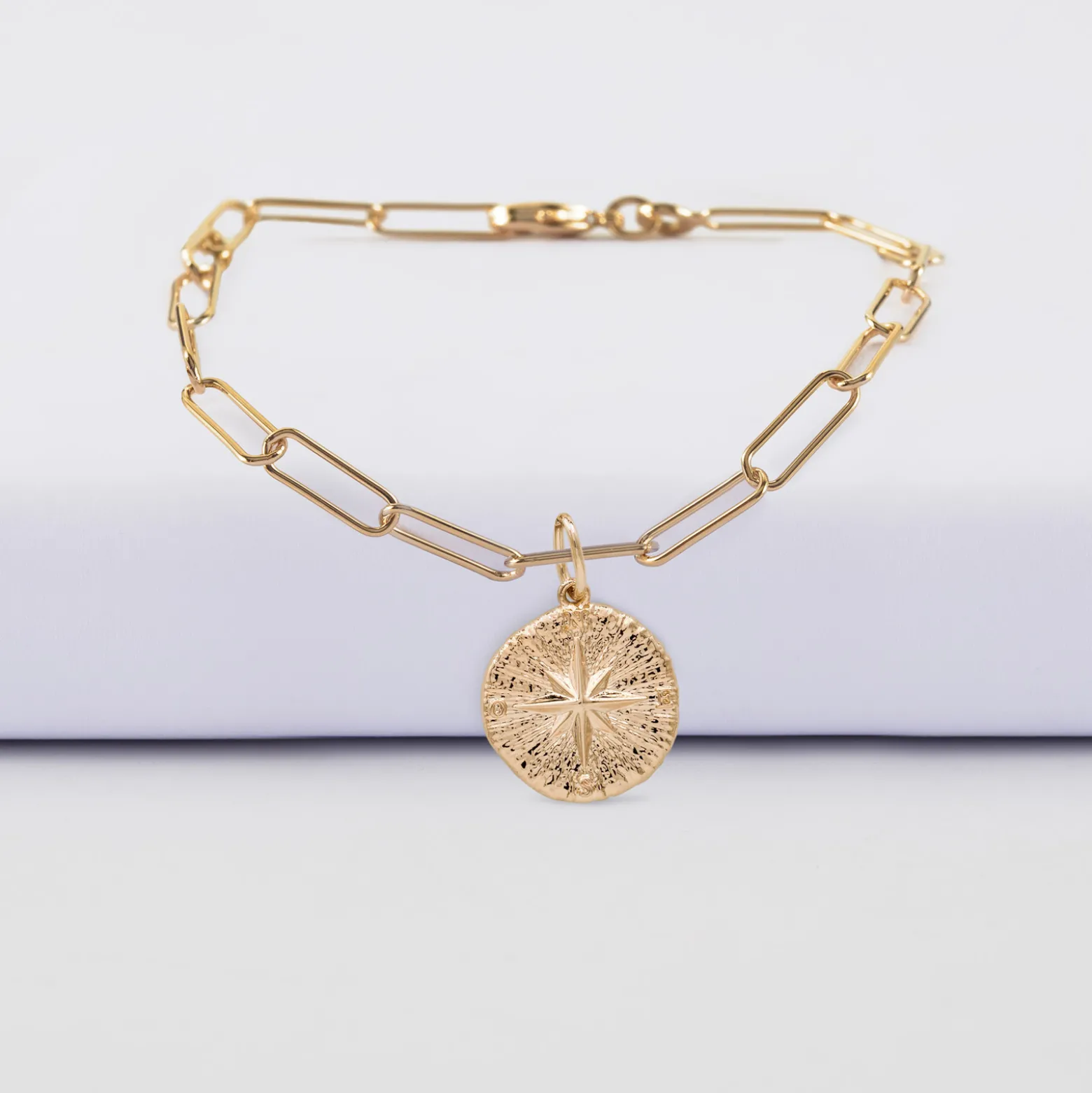 Bracelet chaîne personnalisé petites mailles médaille gravée plaqué or rose des vents texturée 14 mm