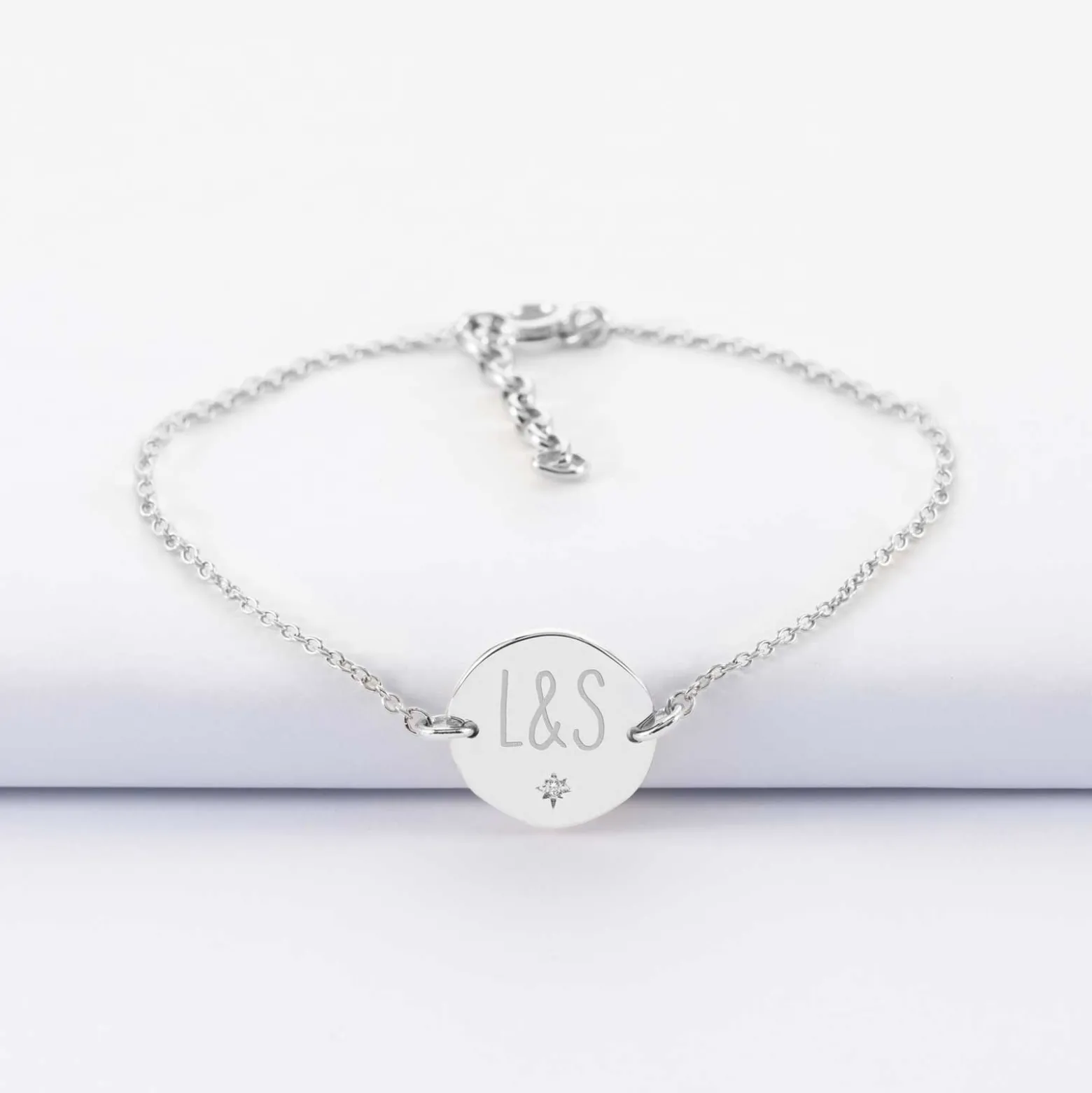 Bracelet chaîne personnalisé médaille scintillante gravée argent initiale 13 mm