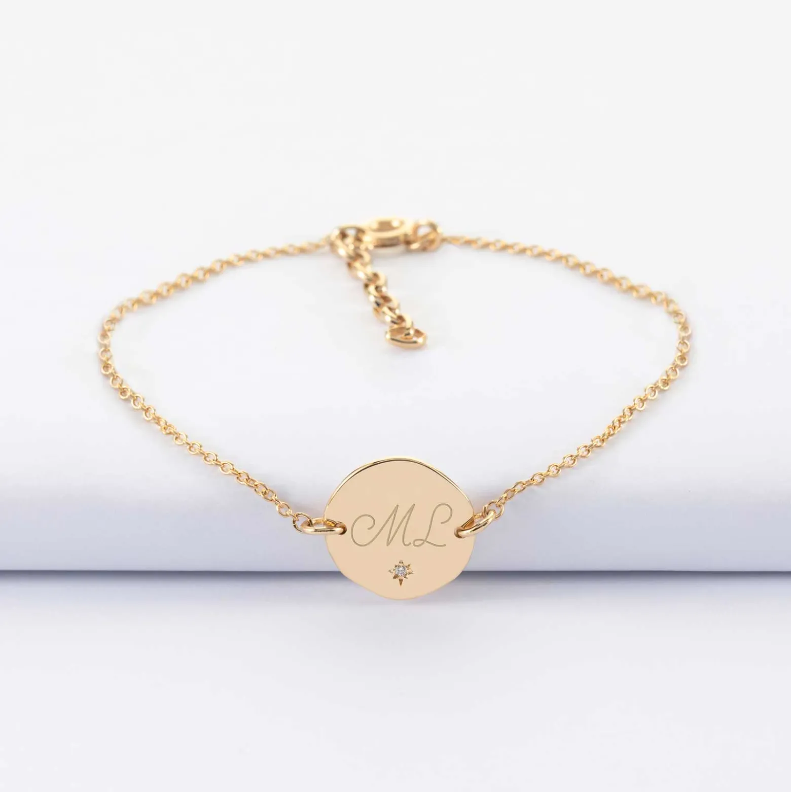 Bracelet chaîne personnalisé médaille scintillante gravée plaqué or initiale 13 mm