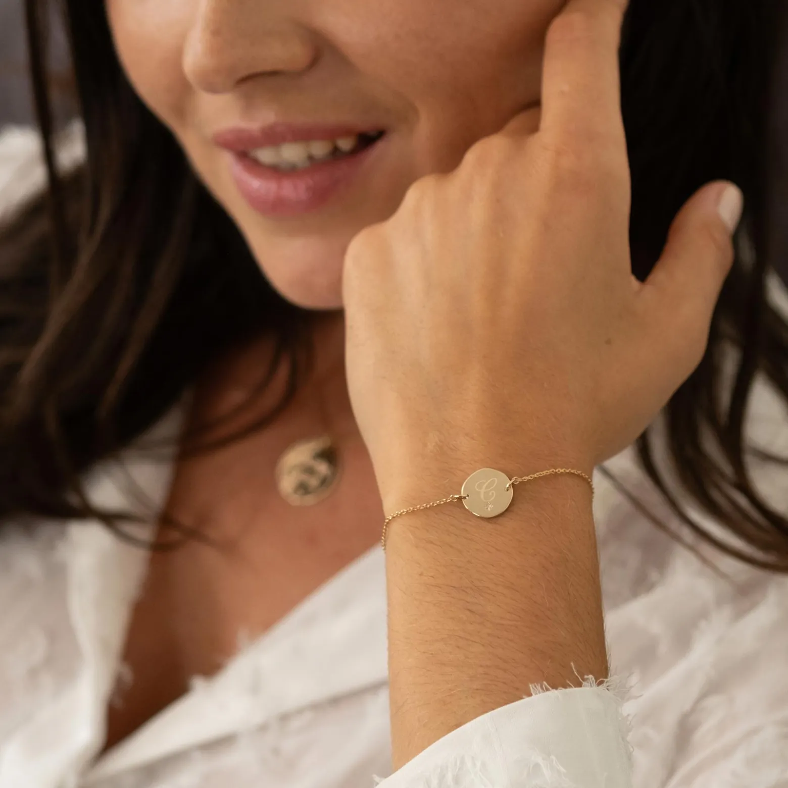 Bracelet chaîne personnalisé médaille scintillante gravée plaqué or initiale 13 mm