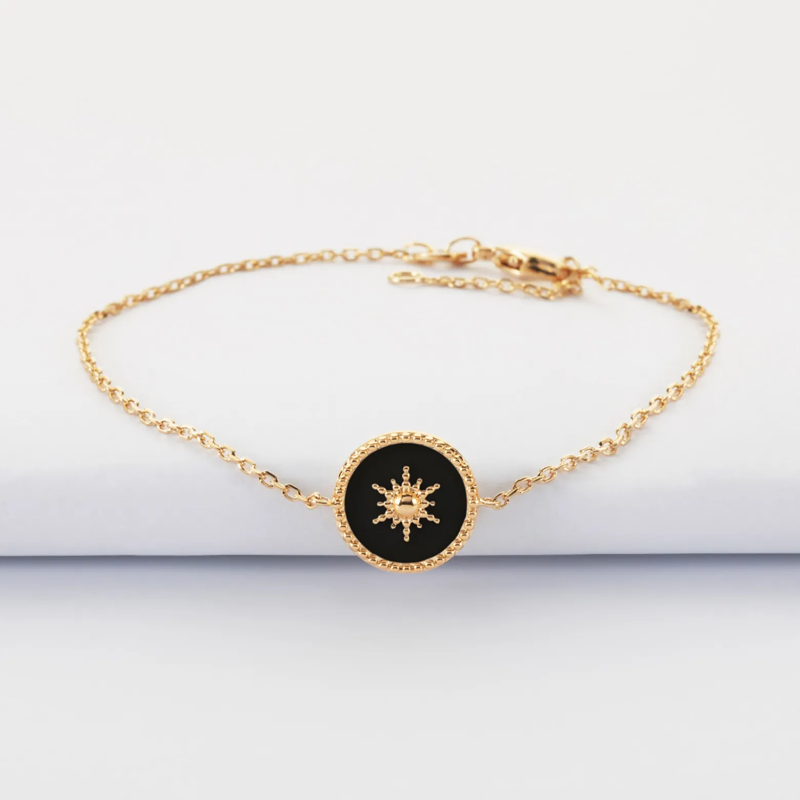 Bracelet chaîne personnalisé médaille gravée plaqué or initiale email noir soleil 12 mm