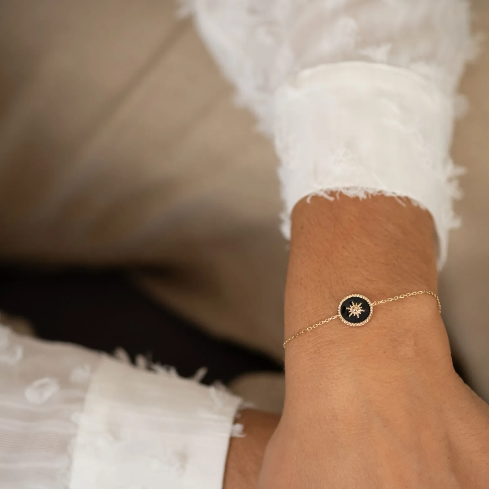 Bracelet chaîne personnalisé médaille gravée plaqué or initiale email noir soleil 12 mm