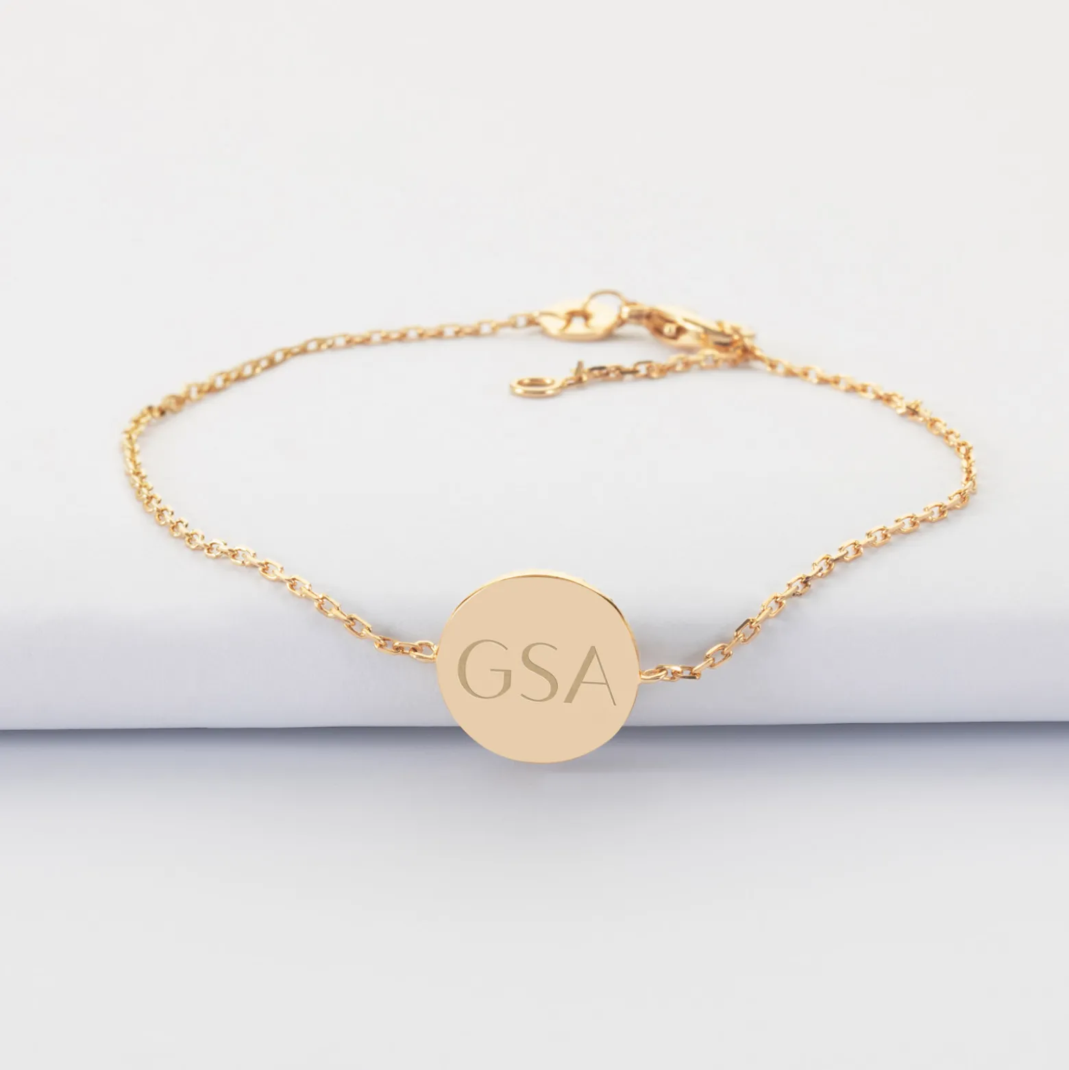 Bracelet chaîne personnalisé médaille gravée plaqué or initiale email noir soleil 12 mm
