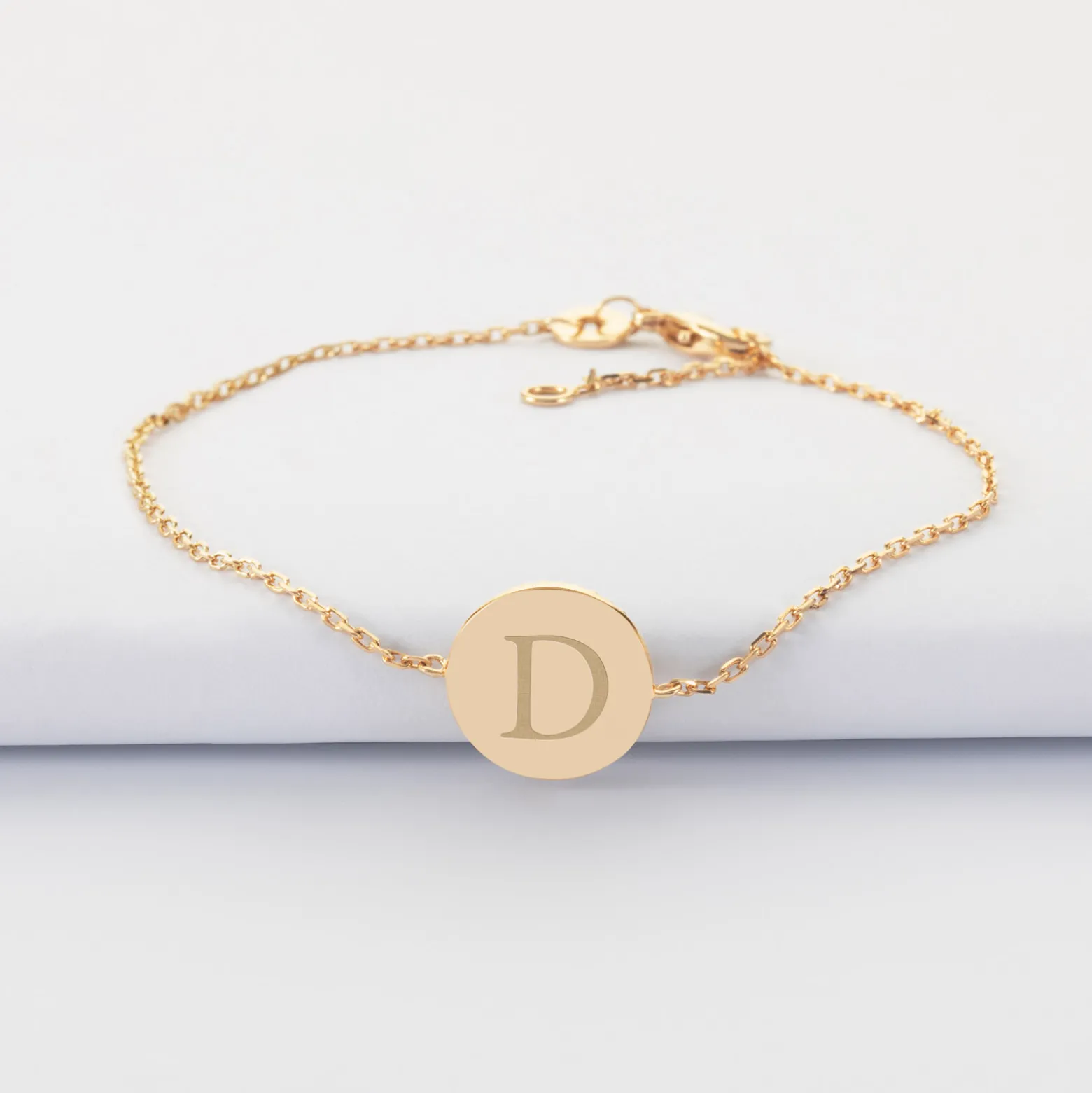 Bracelet chaîne personnalisé médaille gravée plaqué or initiale email noir soleil 12 mm
